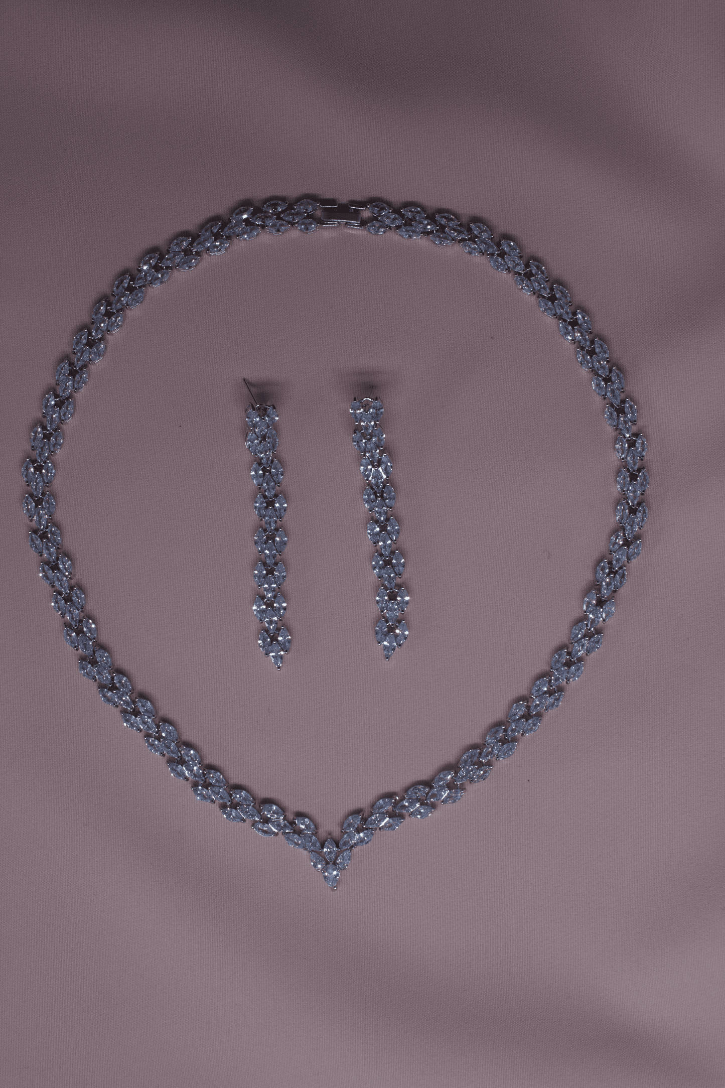 Afbeelding van sieradenset ketting en oorbellen, detail van ketting met zirkonia, oorbellen in geschenkdoos, elegante ketting en oorbellen set