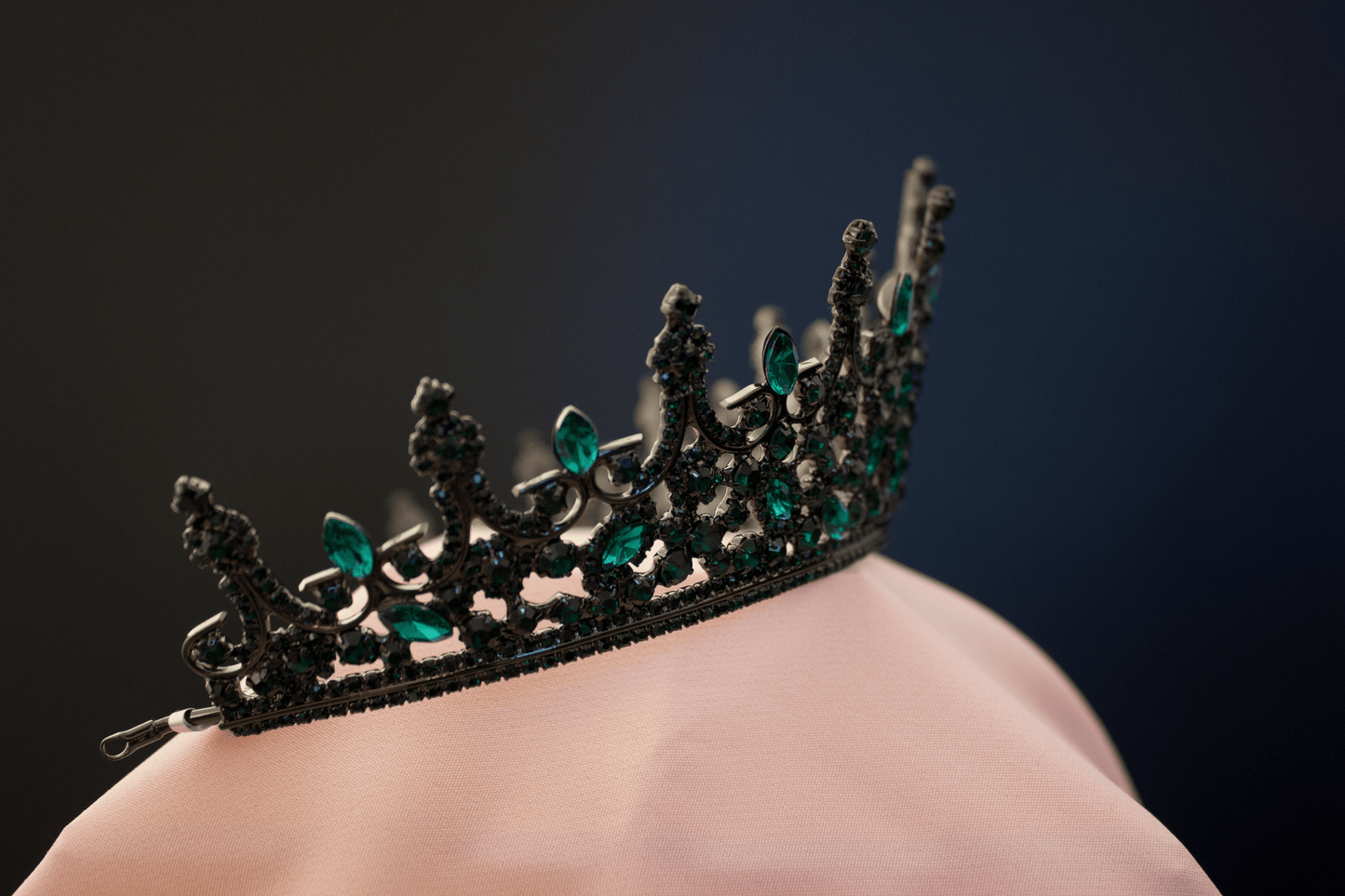 Nuriyah grüne Tiara Brautkrone Haarschmuck