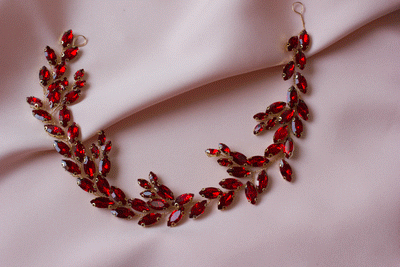 Roter langer Haarschmuck