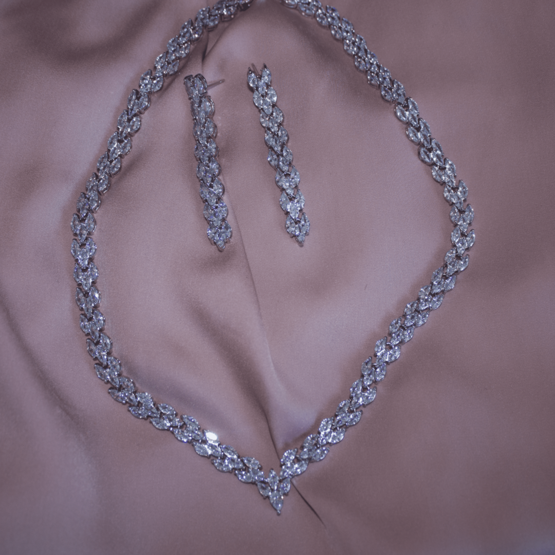 Afbeelding van sieradenset ketting en oorbellen, detail van ketting met zirkonia, oorbellen in geschenkdoos, elegante ketting en oorbellen set