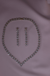 Afbeelding van sieradenset ketting en oorbellen, detail van ketting met zirkonia, oorbellen in geschenkdoos, elegante ketting en oorbellen set