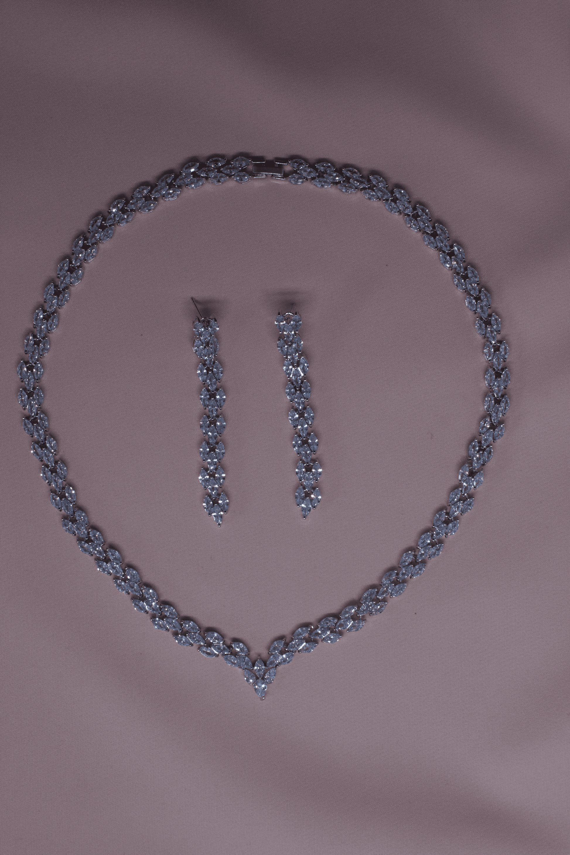 Afbeelding van sieradenset ketting en oorbellen, detail van ketting met zirkonia, oorbellen in geschenkdoos, elegante ketting en oorbellen set