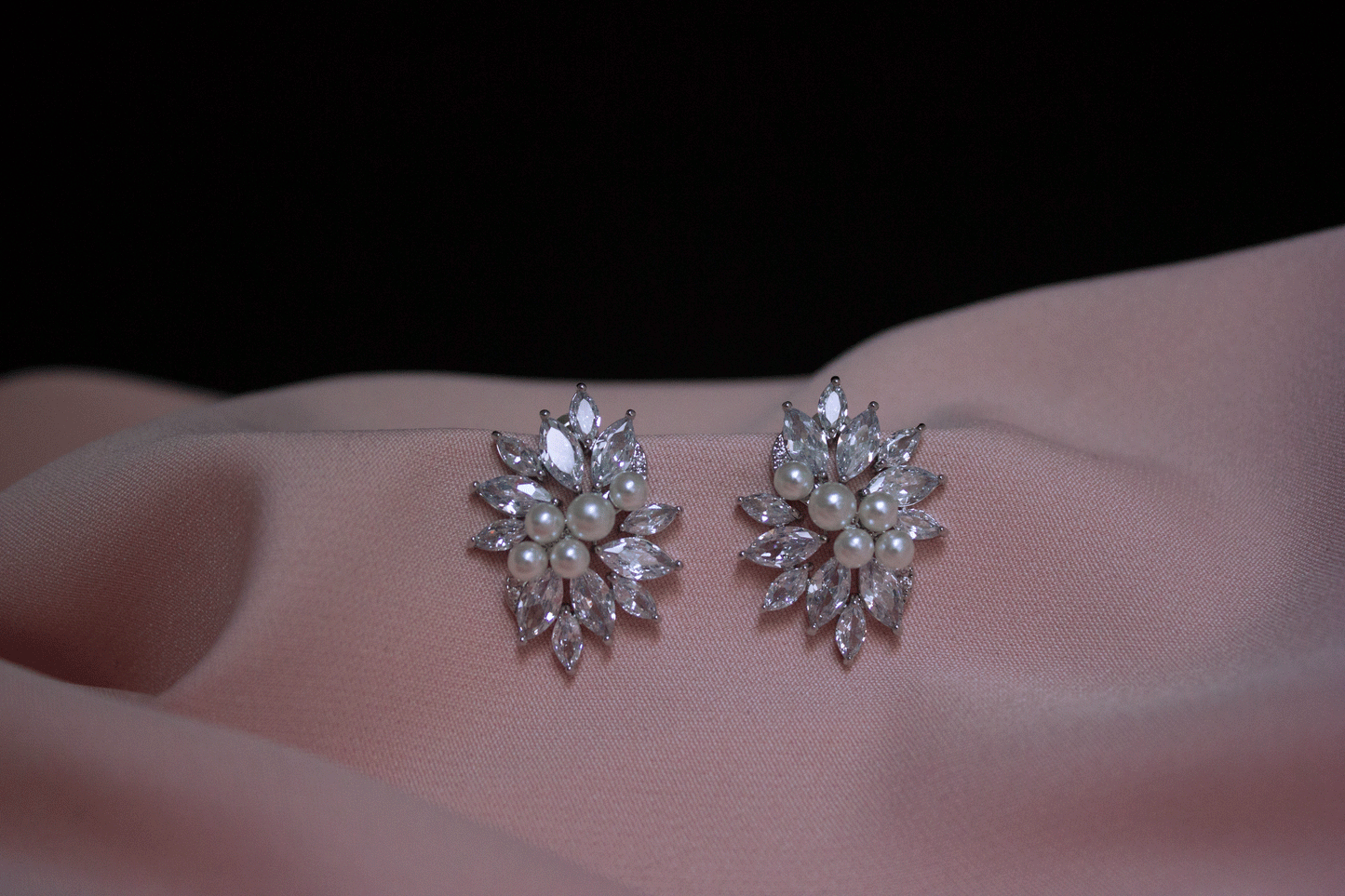 Noor Ohrringe mit Perlen