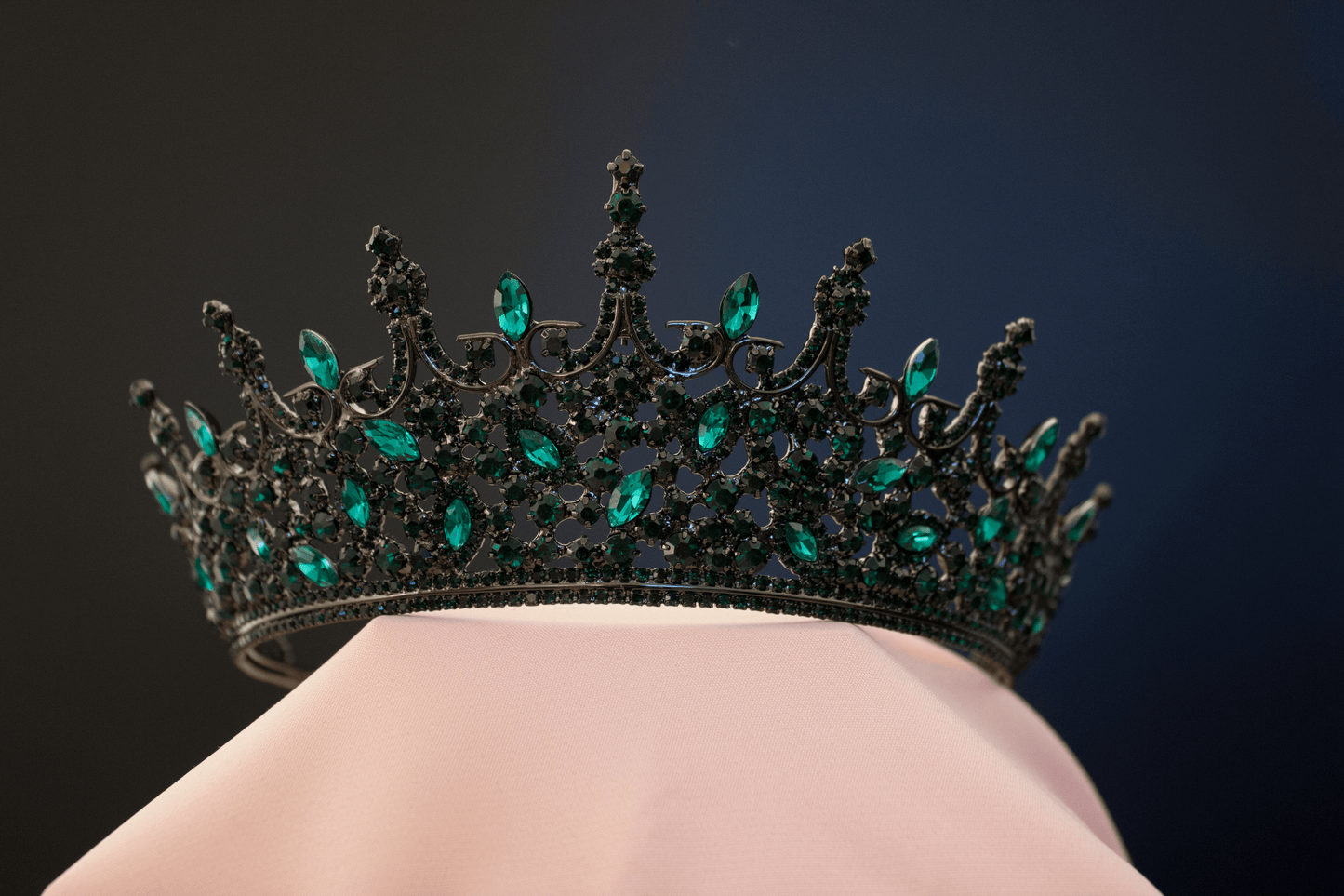 Nuriyah grüne Tiara Brautkrone Haarschmuck