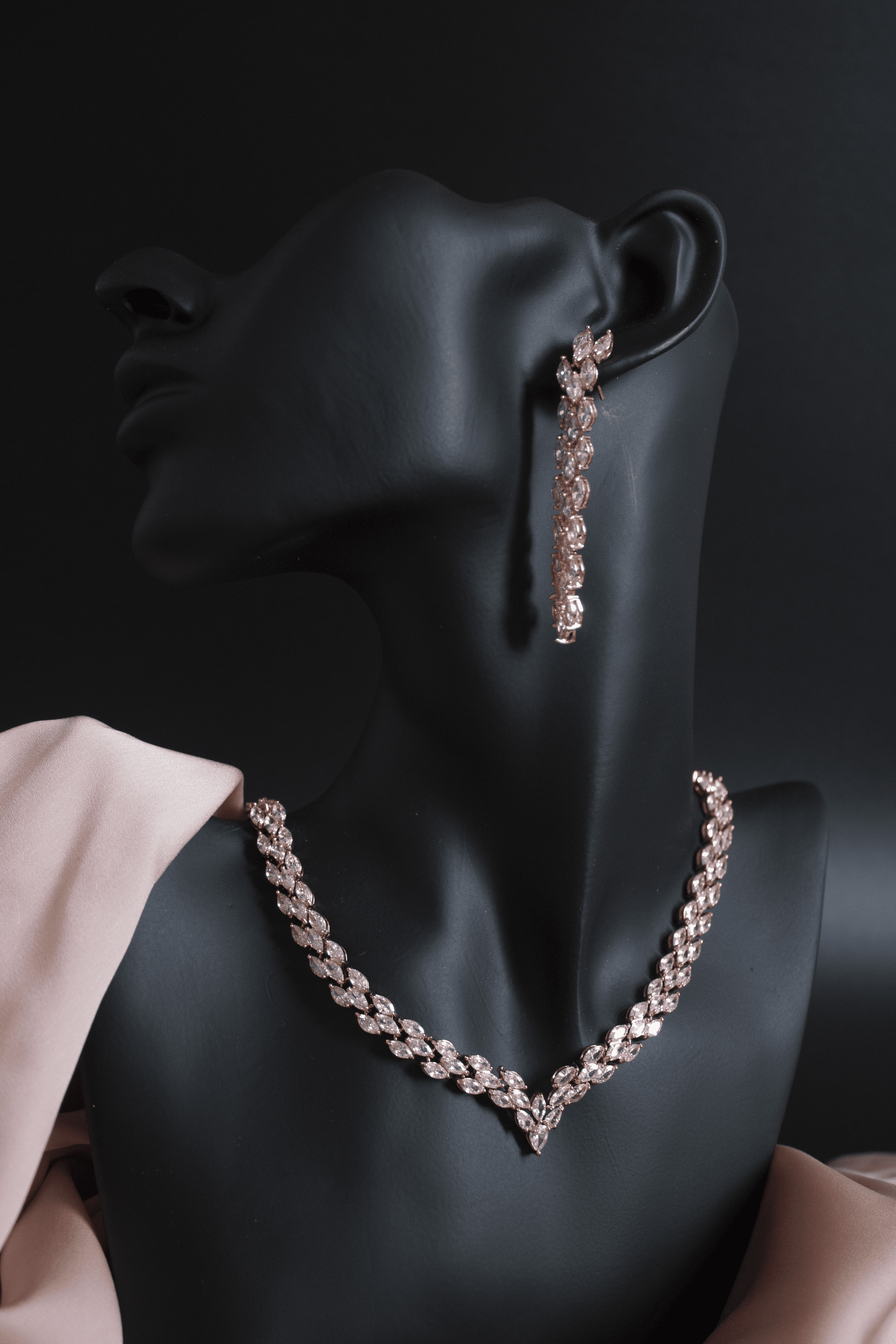 Afbeelding van sieradenset ketting en oorbellen, detail van ketting met zirkonia, oorbellen in geschenkdoos, elegante ketting en oorbellen set