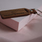 Personalisierter Paar-Schlüsselanhänger aus Holz mit Lederelement – ​​einzigartiges und stilvolles Geschenk