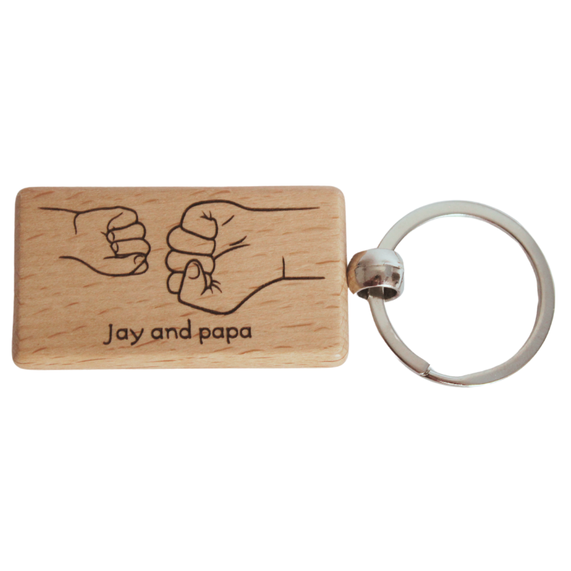 Gepersonaliseerde Vaderdag sleutelhanger met vuisten van vader en kind en hun namen aan de voorkant, 'Beste Vrienden' tekst aan de achterkant - betekenisvol cadeau voor papa.